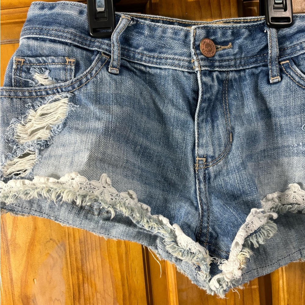 HOLLISTER | Distressed Lace Denim Shorts - Picture 4 of 6